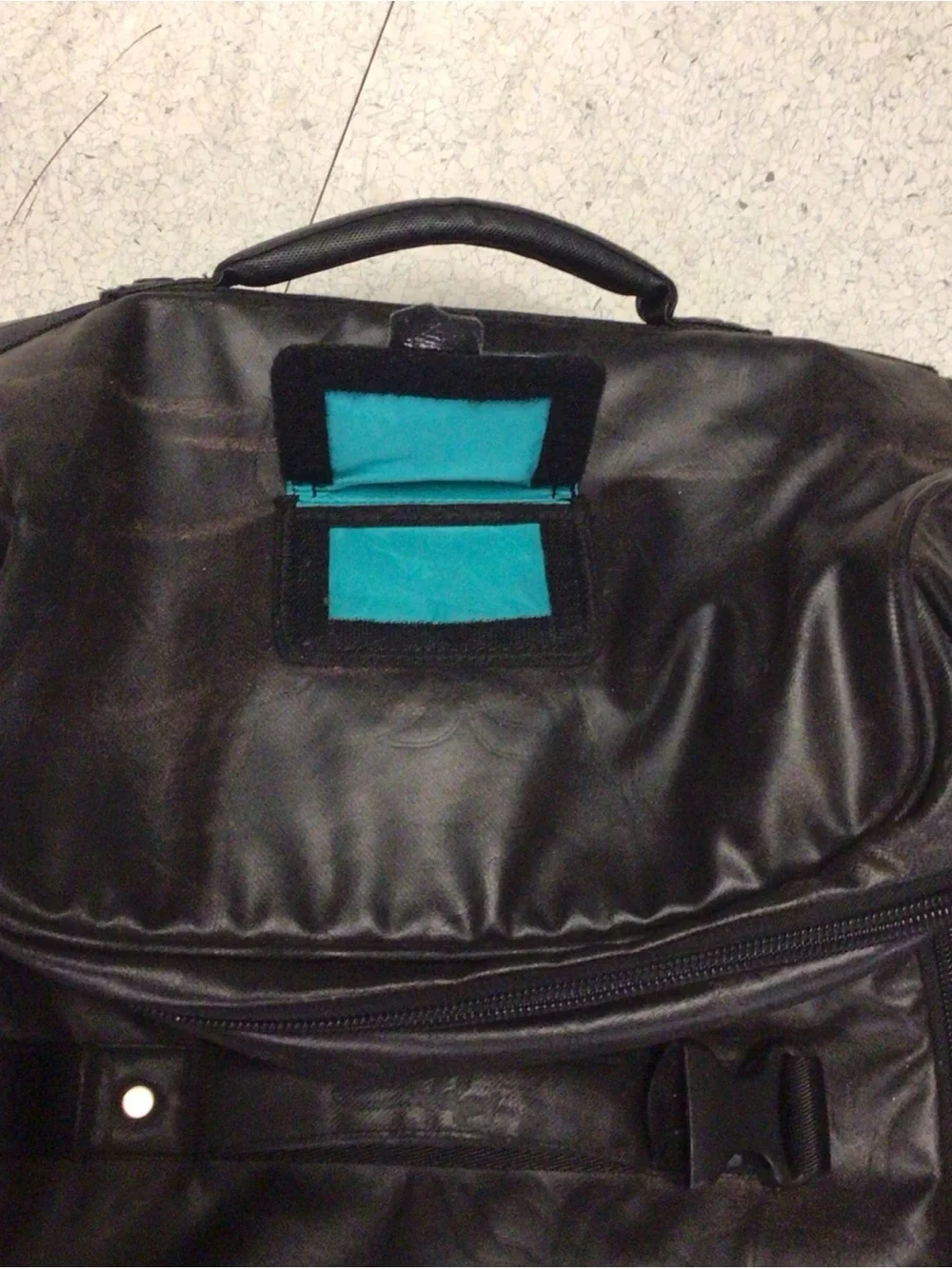 Vtg rare Oakley Black Rolling Duffel luggage with Telescopic Handle. 30X17X15.